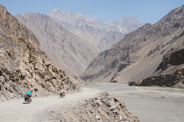Picture of two crazy cyclists in the Bartang